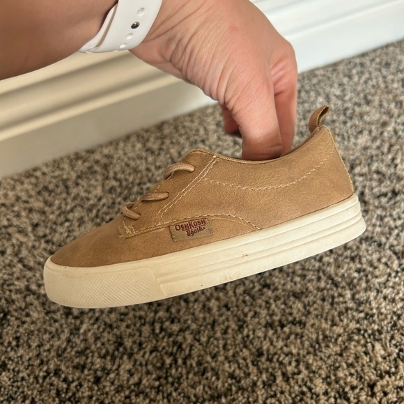 Toddler Boy Oshkosh Tan Sneaker — size 7 - Picture 6 of 9